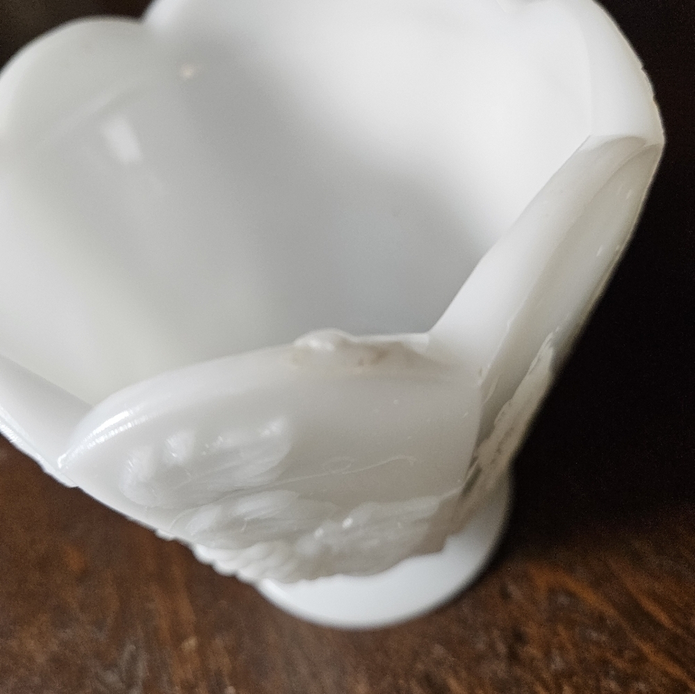 Vintage Grape vine pattern milk glass container. - Picture 8 of 11